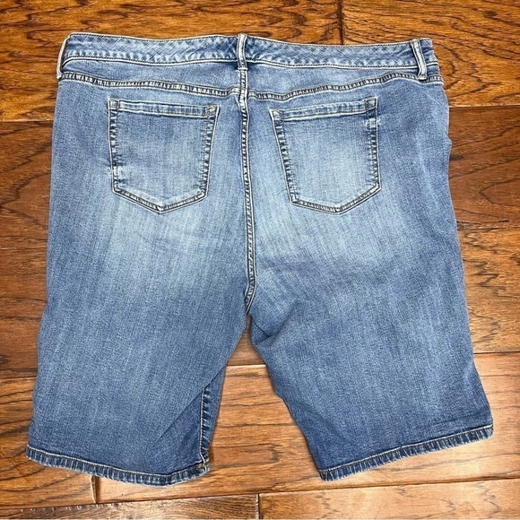 Torrid Bermuda distressed denim shorts - Picture 5 of 5